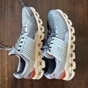 On cloud women’s tennis shoes size 8 GUC